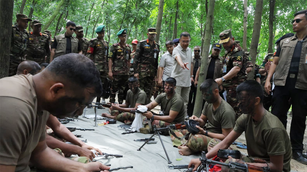 প্রধানমন্ত্রীর আকস্মিক সেনাবাহিনীর মহড়া পরিদর্শন