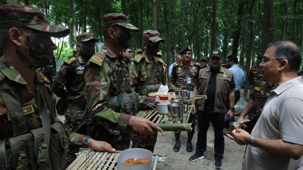 প্রধানমন্ত্রীর আকস্মিক সেনাবাহিনীর মহড়া পরিদর্শন