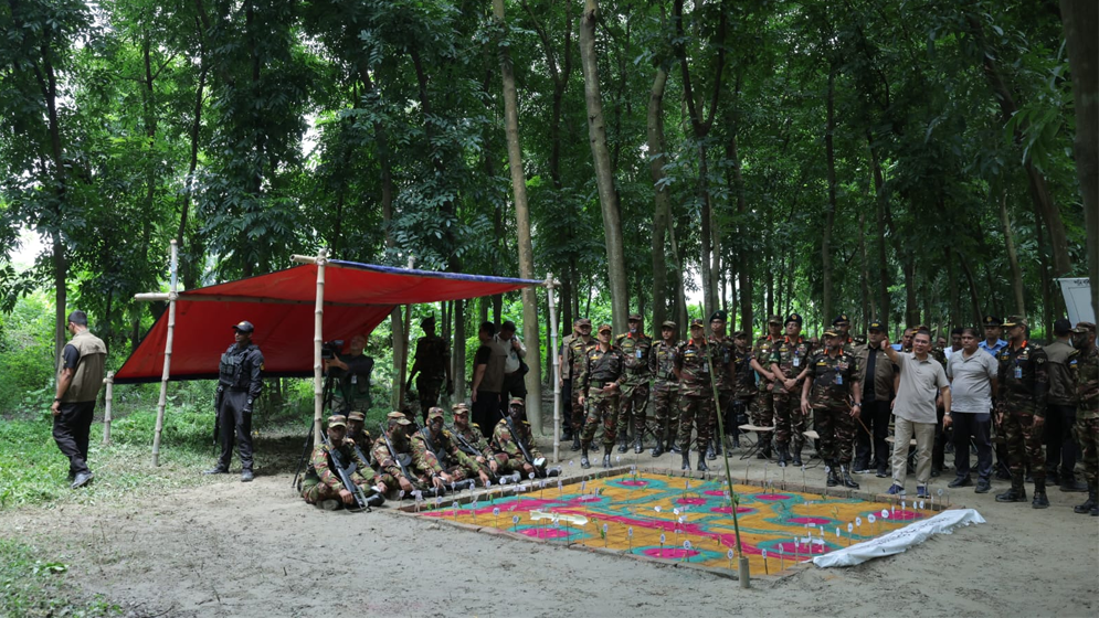 প্রধানমন্ত্রীর আকস্মিক সেনাবাহিনীর মহড়া পরিদর্শন