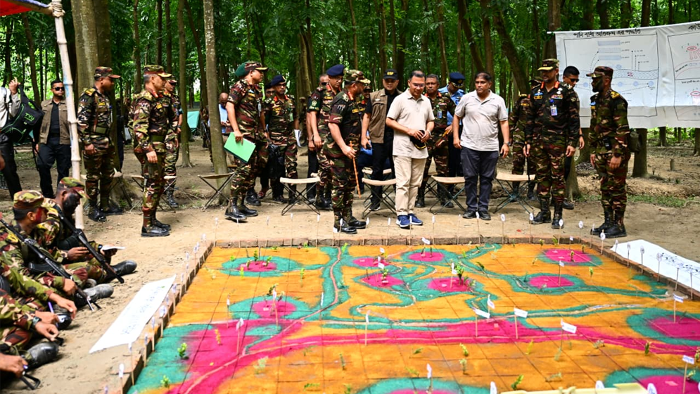 প্রধানমন্ত্রীর আকস্মিক সেনাবাহিনীর মহড়া পরিদর্শন