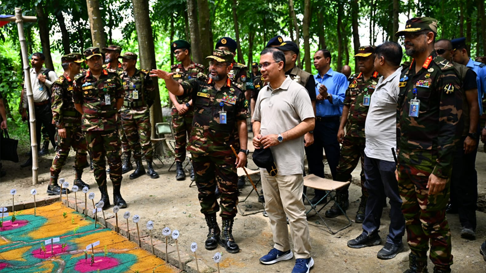 প্রধানমন্ত্রীর আকস্মিক সেনাবাহিনীর মহড়া পরিদর্শন