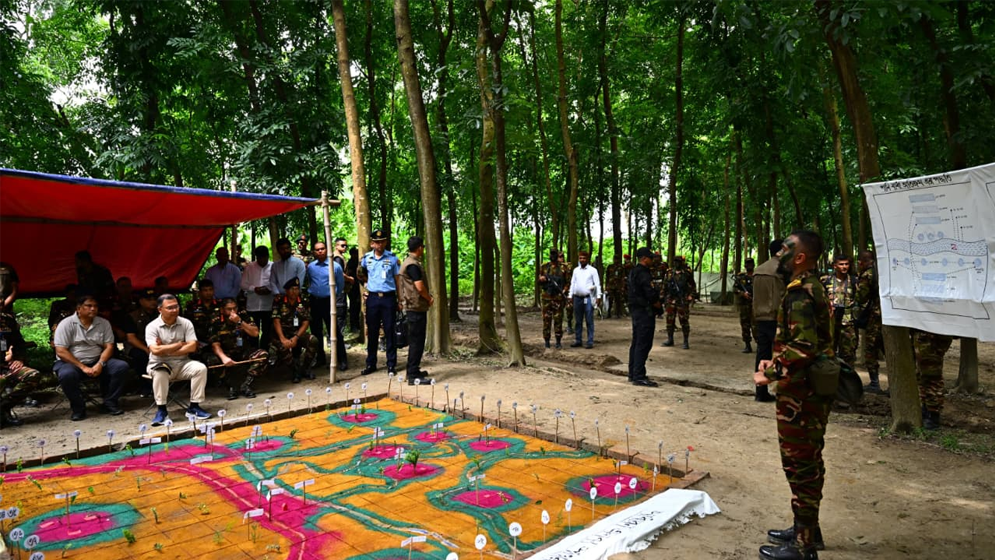 প্রধানমন্ত্রীর আকস্মিক সেনাবাহিনীর মহড়া পরিদর্শন