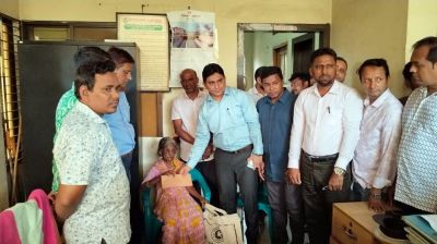 রায়পুরায় নির্যাতিত বৃদ্ধার পাশে দাঁড়ালেন ইউএনও
