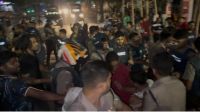 জুতা চুরি নিয়ে সংঘর্ষ, জবিতে সাংবাদিকসহ আহত ১৩