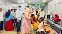 শ্রীপুরে পোশাক কারখানায় হঠাৎ অর্ধশতাধিক শ্রমিক অসুস্থ, ছুটি ঘোষণা