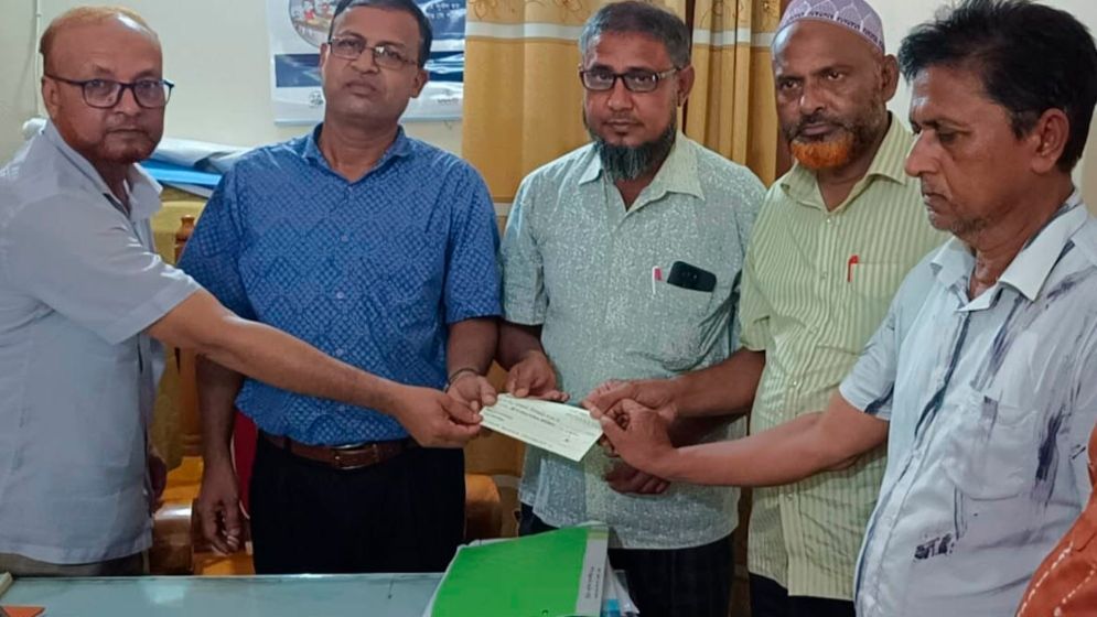 সরকারি অর্থ কোষাগারে জমা দিলেন সেই উপজেলা শিক্ষা কর্মকর্তা