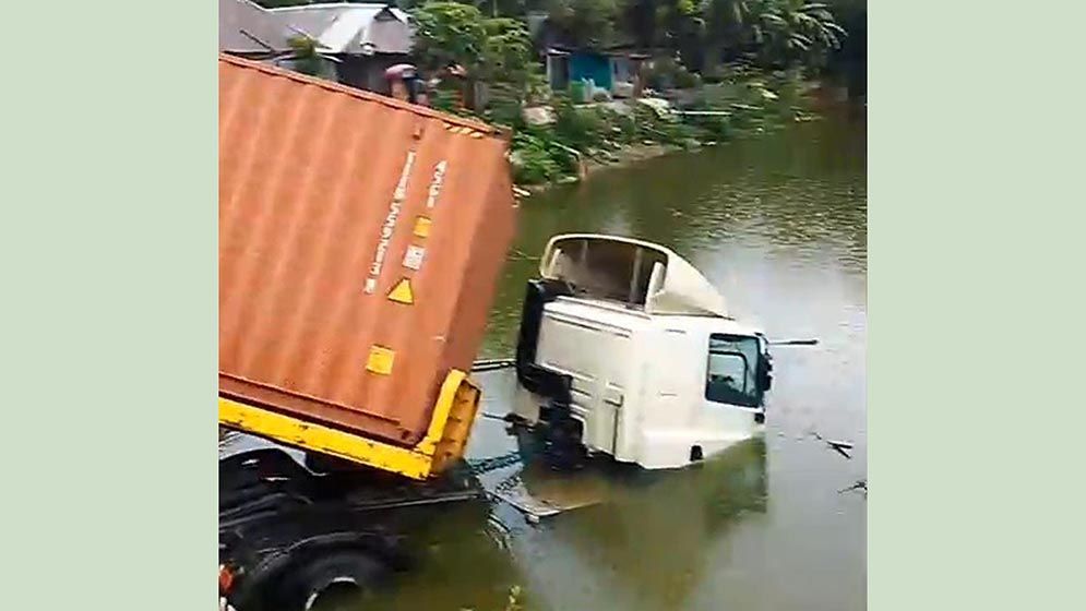 অটোরিকশায় ধাক্কা দিয়ে লরি পুকুরে, নিহত ২