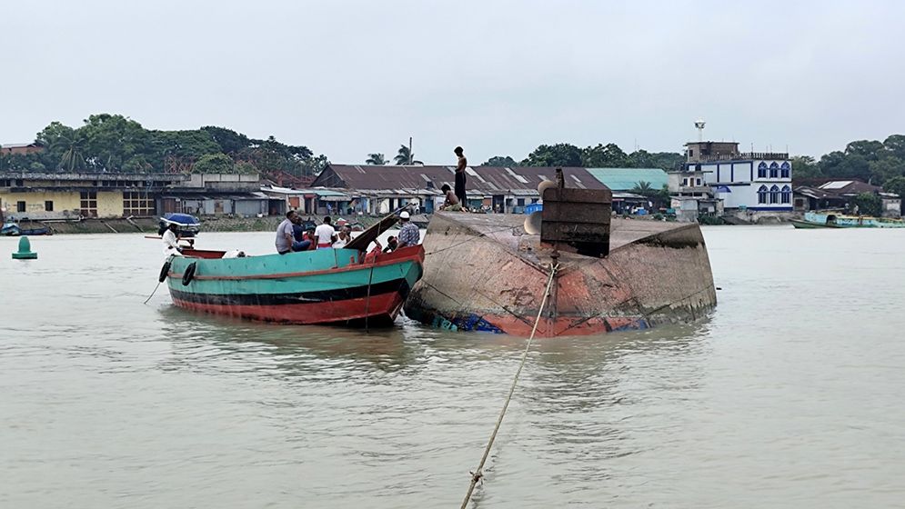 মেঘনার ঘূর্ণিস্রোতে ৫ হাজার বস্তা ধান-চালসহ কার্গোডুবি