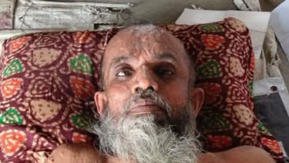 অর্থাভাবে চিকিৎসাসেবা থেকে বঞ্চিত অসহায় বৃদ্ধ লতিফ সরদার
