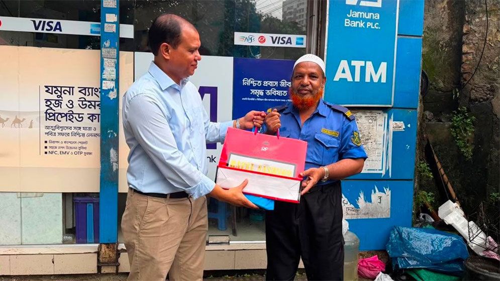 ধানের শীষ হাতে দাঁড়িয়ে থাকা নিরাপত্তাকর্মী সালাম পেলেন প্রধানমন্ত্রীর উপহার
