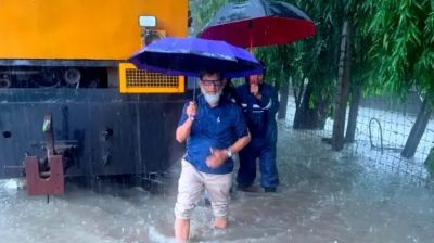 হাঁটু পানিতে নেমে রেললাইন পরিদর্শন করলেন প্রতিমন্ত্রী