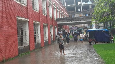 সামান্য বৃষ্টিতেই তলিয়ে যায় চরফ্যাশনের আদালত চত্বর