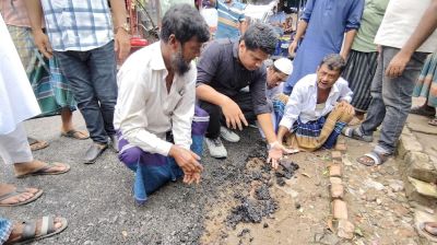 অনিয়মের প্রতিবাদ ছাত্রদল নেতার, নিজ অর্থায়নে নির্মাণ করছেন ১০০ মিটার সড়ক