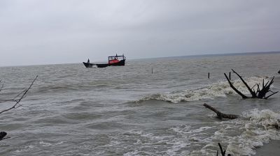 উত্তাল সাগরে দুই ট্রলার ডুবি, দুই জেলে নিখোঁজ