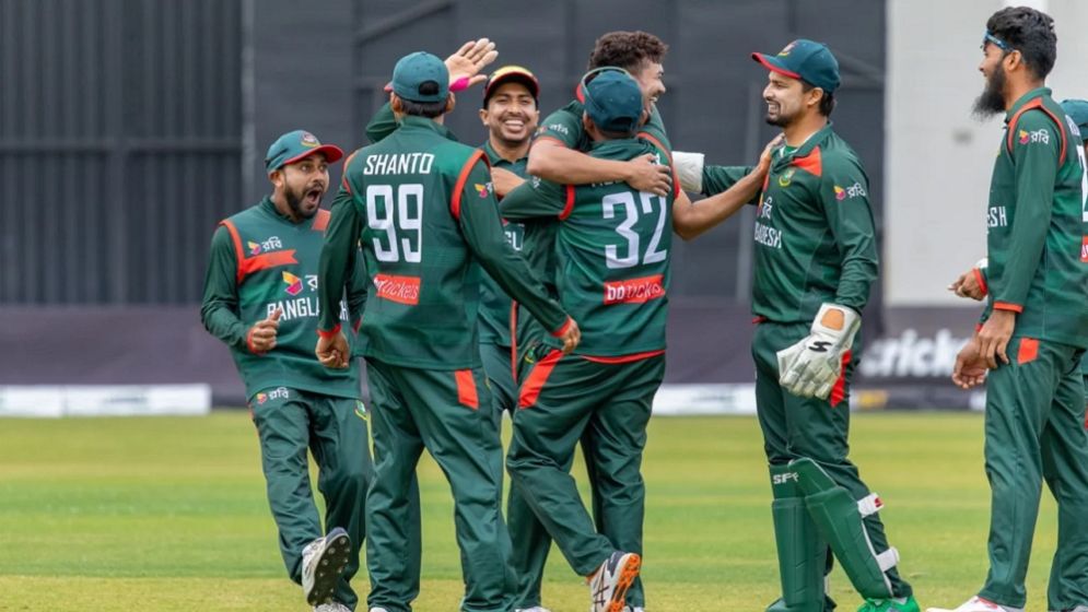 এক পরিবর্তন নিয়ে বোলিংয়ে বাংলাদেশ