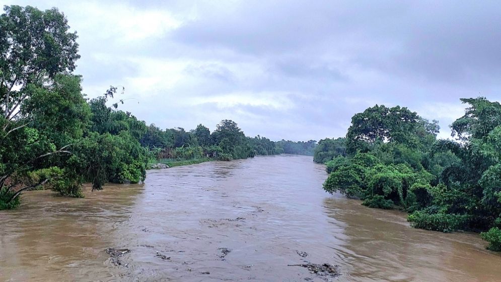ধলাই নদীর বাঁধ ভেঙে একাধিক গ্রাম প্লাবিত