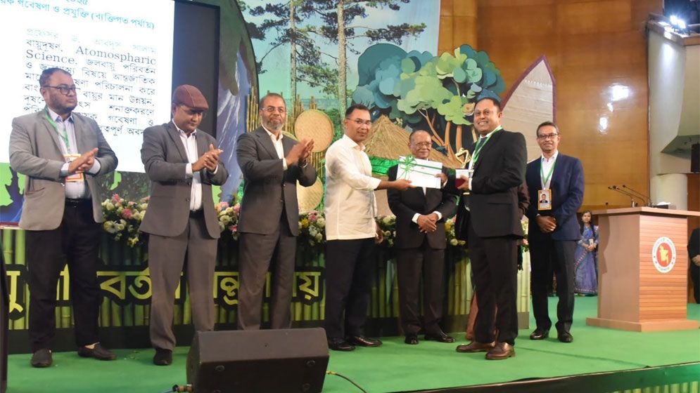 জাতীয় পরিবেশ পদক পেলেন ঢাবির উপ-উপাচার্য ড. আবদুস সালাম