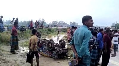 উল্লাপাড়ায় বাসচাপায় মা-ছেলে নিহত, আহত ৩