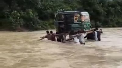 কাঁধে করে সিএনজি পারাপার, ভাইরাল সেই ভিডিও নিয়ে যা জানা গেল