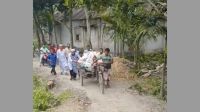 মালবোঝাই ভ্যান ঠেলে চালককে সহায়তা করলেন এমপি, ভিডিও ভাইরাল