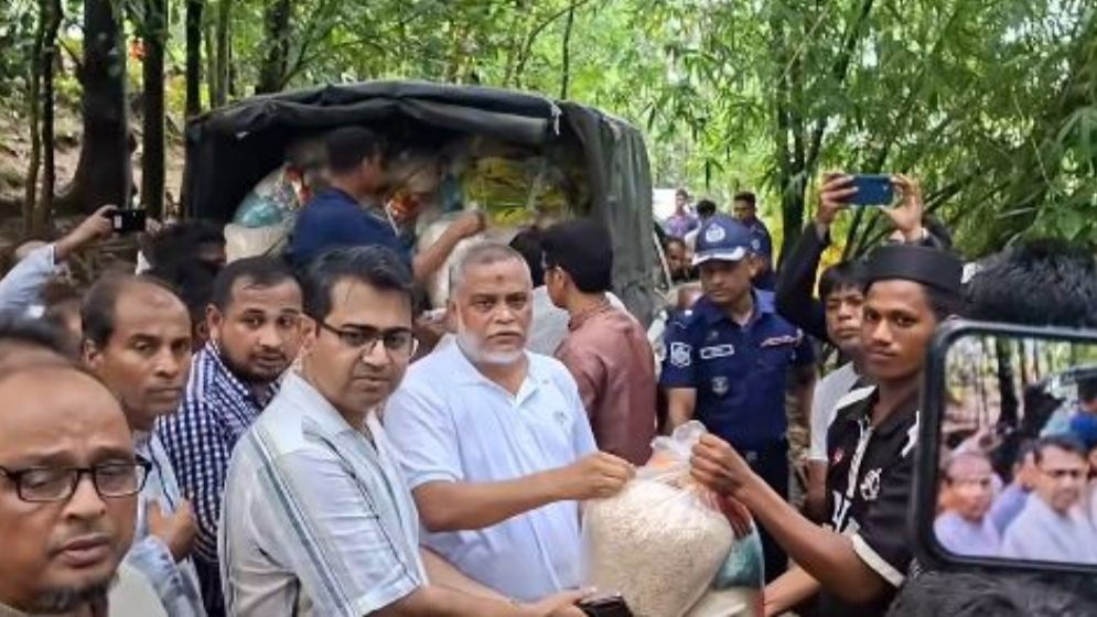 বন্যার্তদের পাশে হুইপ জি কে গউছ