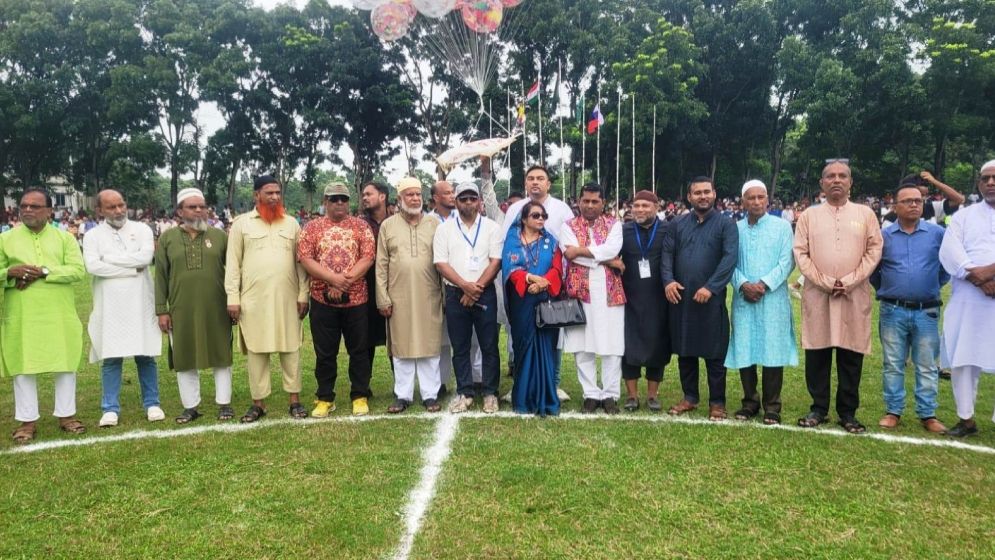 নবাবগঞ্জে নবীন সেতু সংঘ গোল্ডকাপ ফুটবল টুর্নামেন্টের উদ্বোধন