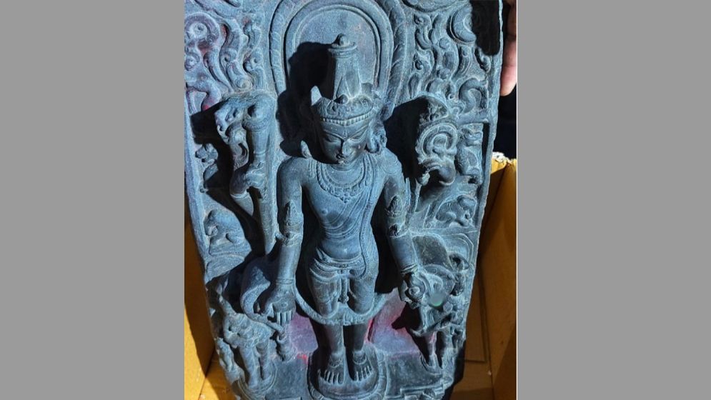 বগুড়ায় কষ্টিপাথরের বিষ্ণু মূর্তি উদ্ধার