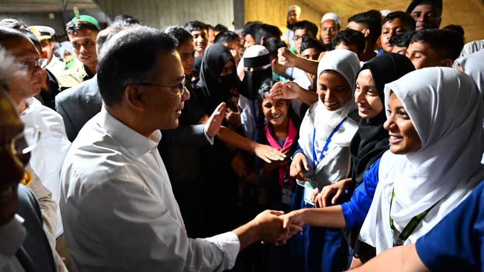 শত ব্যস্ততার পরও কোমলমতি শিক্ষার্থীদের সঙ্গে প্রধানমন্ত্রীর স্বাক্ষাৎ