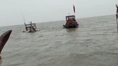 অল্পের জন্য প্রাণে বাঁচলেন ১৬ মাঝি-মাল্লা
