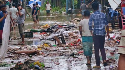 পানি নামলেও স্বস্তি নেই, কাদা-আবর্জনায় বিপর্যস্ত লামা