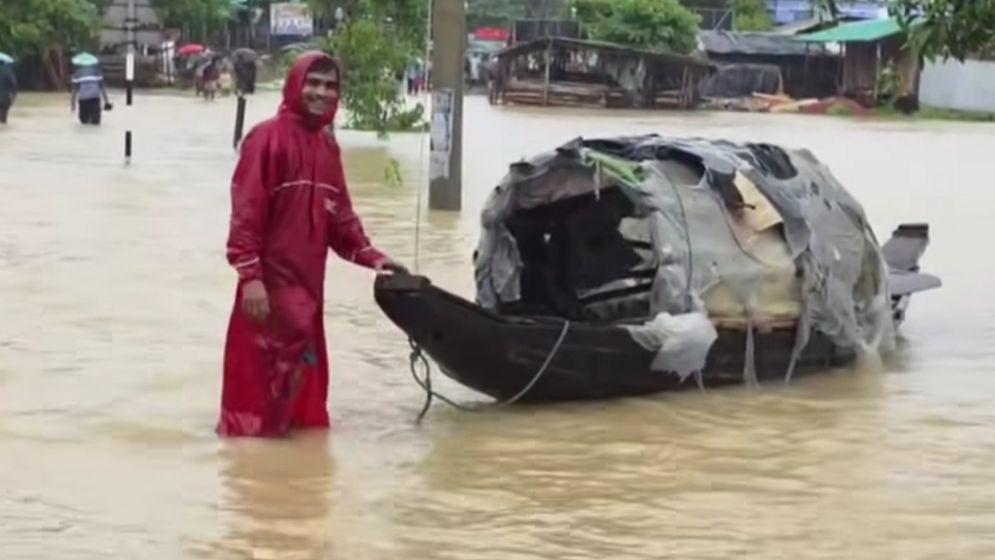 কক্সবাজারে নিম্নাঞ্চল প্লাবিত, গাড়ির পরিবর্তে মহাসড়কে চলছে নৌকা
