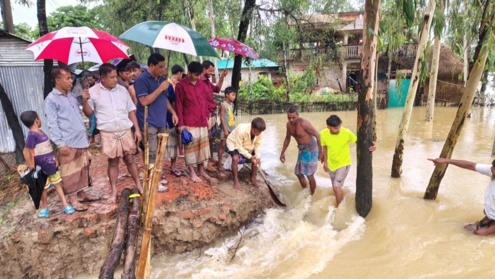কক্সবাজারের ৩ উপজেলায় বন্যার উন্নতি, কাটেনি দুর্ভোগ