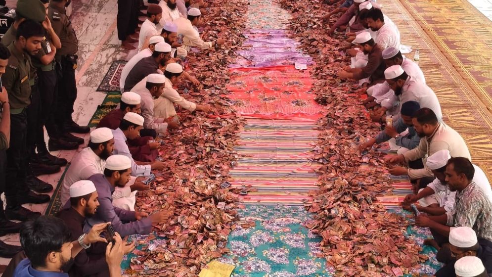 দ্বিতীয়বারের মতো প্রকাশ্যে খোলা হলো শাহজালাল (রহ.) মাজারের দানবাক্স