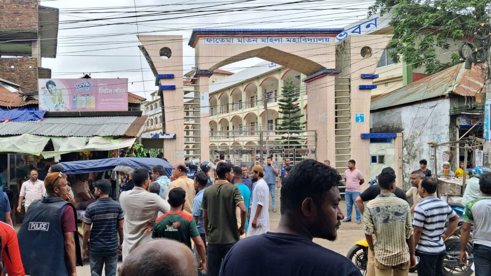 কঠিন প্রশ্ন করায় কেন্দ্রে হামলা এইচএসসি পরীক্ষার্থীদের