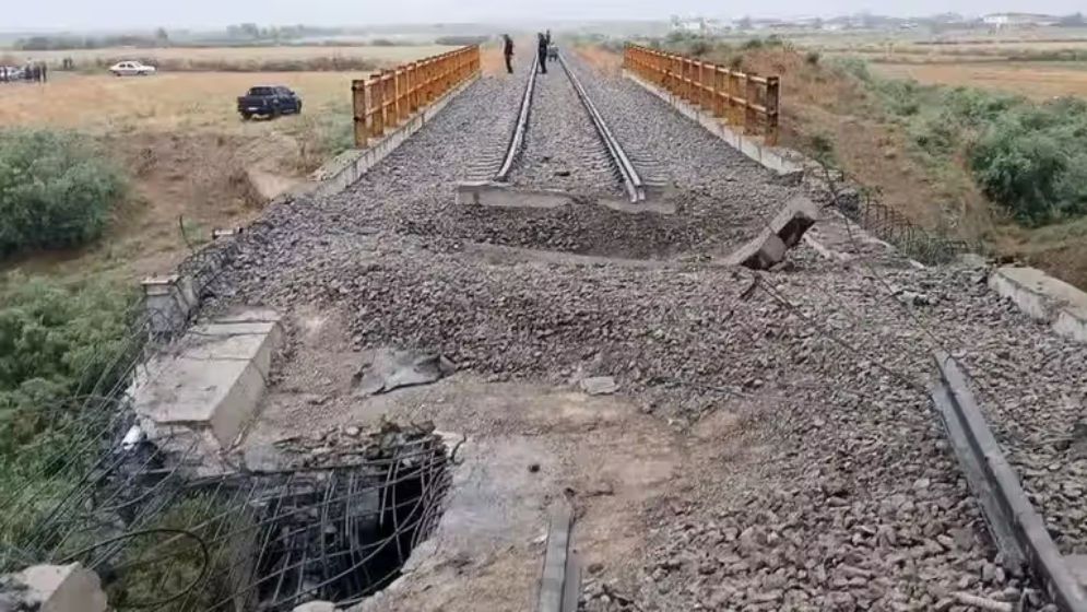 মার্কিন হামলায় ক্ষতিগ্রস্ত রেল সেতু পুনরায় চালু করল ইরান