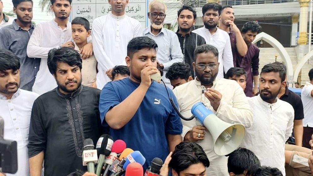 গণভোট থেকে সরকার সরে যাওয়ায় জনগণ আহত হয়েছে: হাসনাত আবদুল্লাহ