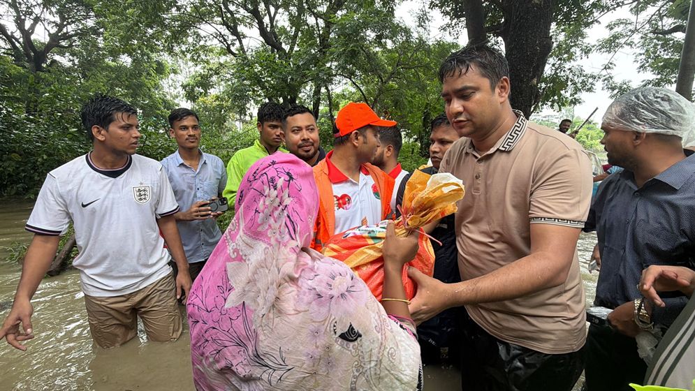 বন্যার্ত মানুষের পাশে ছাত্রদল, বাঁশখালীতে ত্রাণ বিতরণ