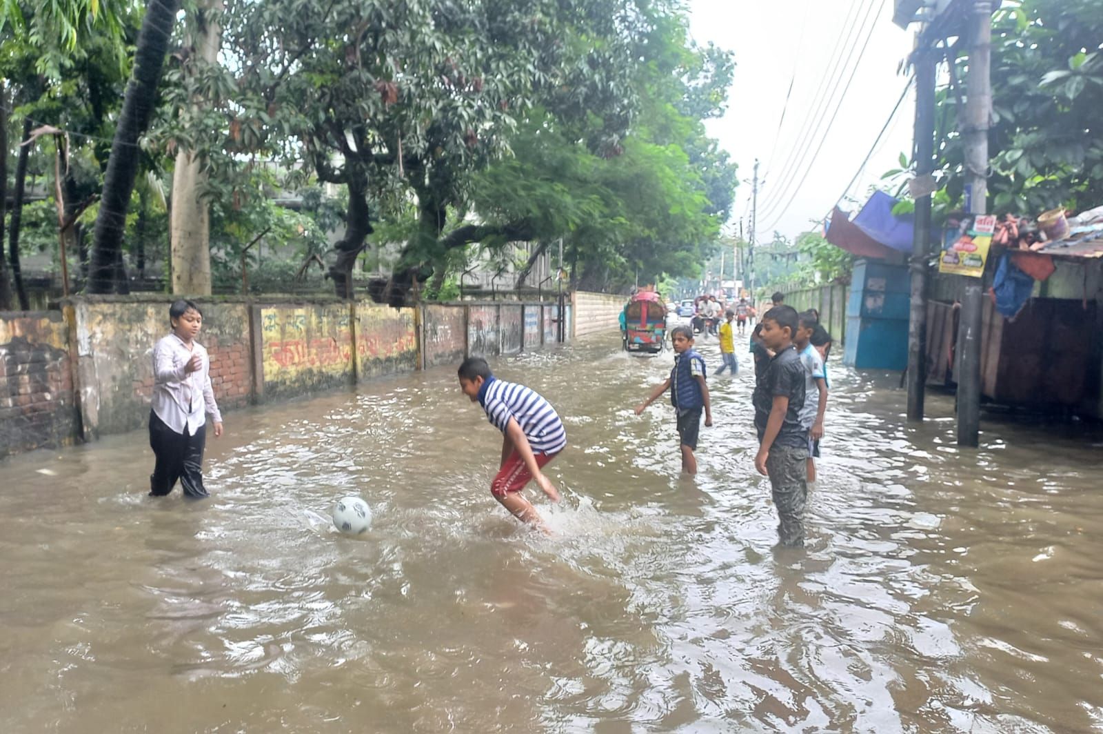 টানা বৃষ্টিতে ঢাকার সড়ক ও অলি-গলি থৈ থৈ