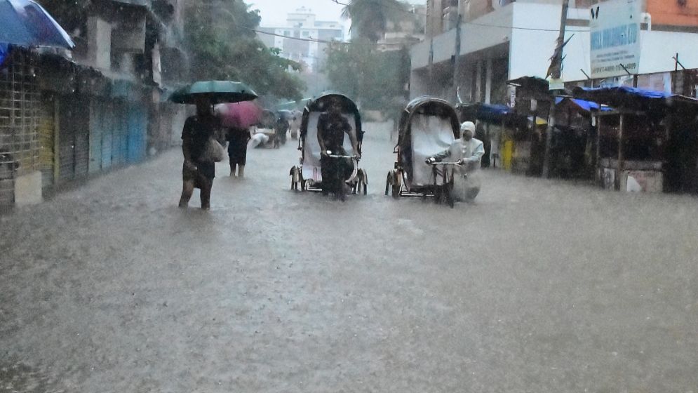 টানা বর্ষণে ফের জলাবদ্ধ চট্টগ্রাম নগরী, ৭ উপজেলায় বন্যার অবনতি
