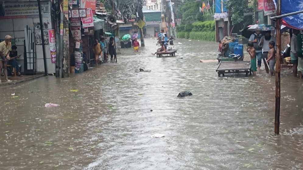 টানা বৃষ্টিতে জলমগ্ন রাজধানী