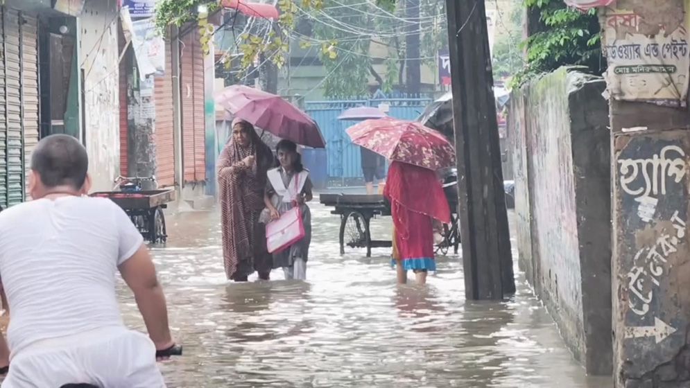 টানা বৃষ্টিতে জলাবদ্ধতায় বিপর্যস্ত সাভার পৌরসভার জনজীবন