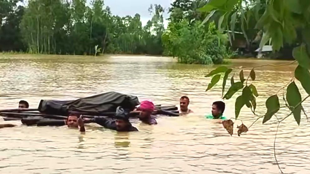 শেষ বিদায়ও বন্যার সঙ্গে লড়াই, ভেলায় লাশ নিয়ে পাহাড়ে দাফন
