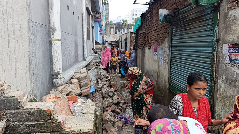 সিদ্ধিরগঞ্জে সীমানা প্রাচীর ধসে দুই শিশুর অবস্থা আশঙ্কাজনক
