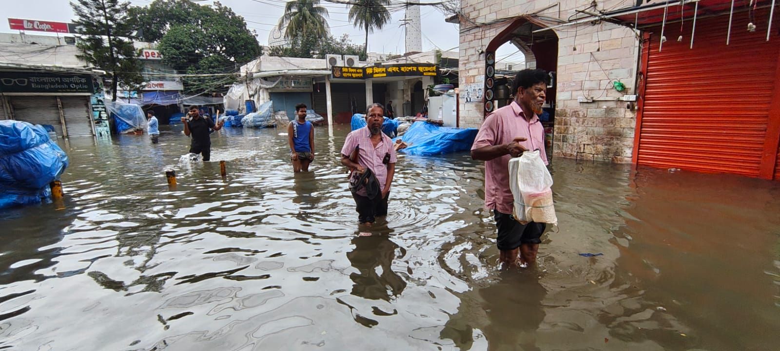 টানা বৃষ্টিতে ঢাকার সড়ক ও অলি-গলি থৈ থৈ