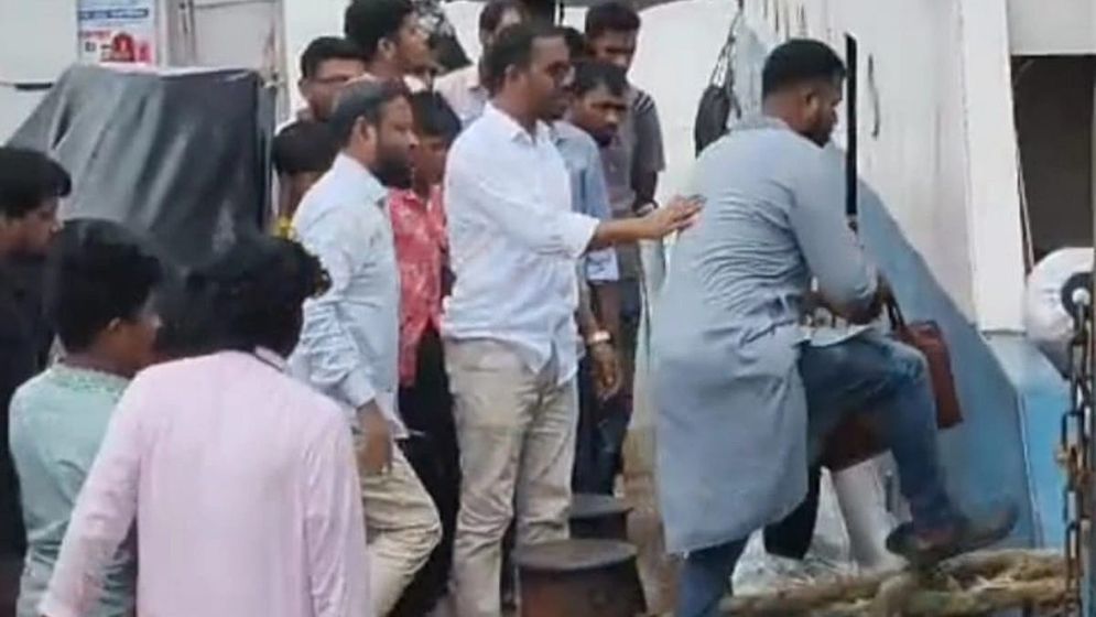 এমপি হান্নান মাসউদকে নিতে মাঝ নদী থেকে ফিরে এলো ফেরি