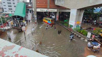 টানা বর্ষণে মিরপুর সড়কে হাঁটুপানি