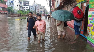বৃষ্টির ভোগান্তি নিয়েই অফিসমুখী কর্মজীবীরা, জলাবদ্ধতায় নাকাল রাজধানীবাসী