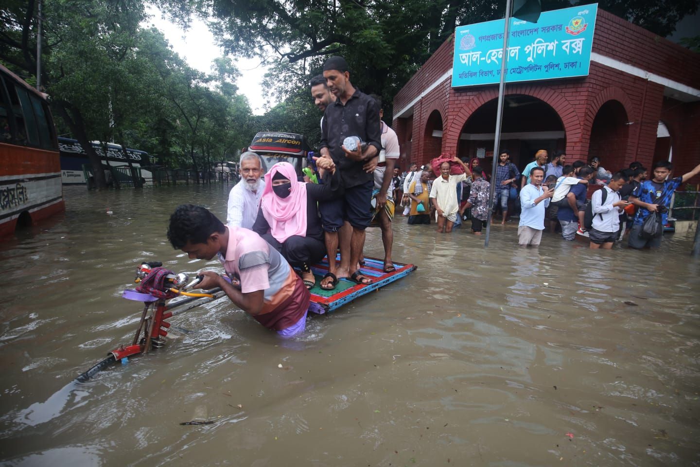 টানা বৃষ্টিতে ঢাকার সড়ক ও অলি-গলি থৈ থৈ