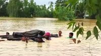 শেষ বিদায়ও বন্যার সঙ্গে লড়াই, ভেলায় লাশ নিয়ে পাহাড়ে দাফন