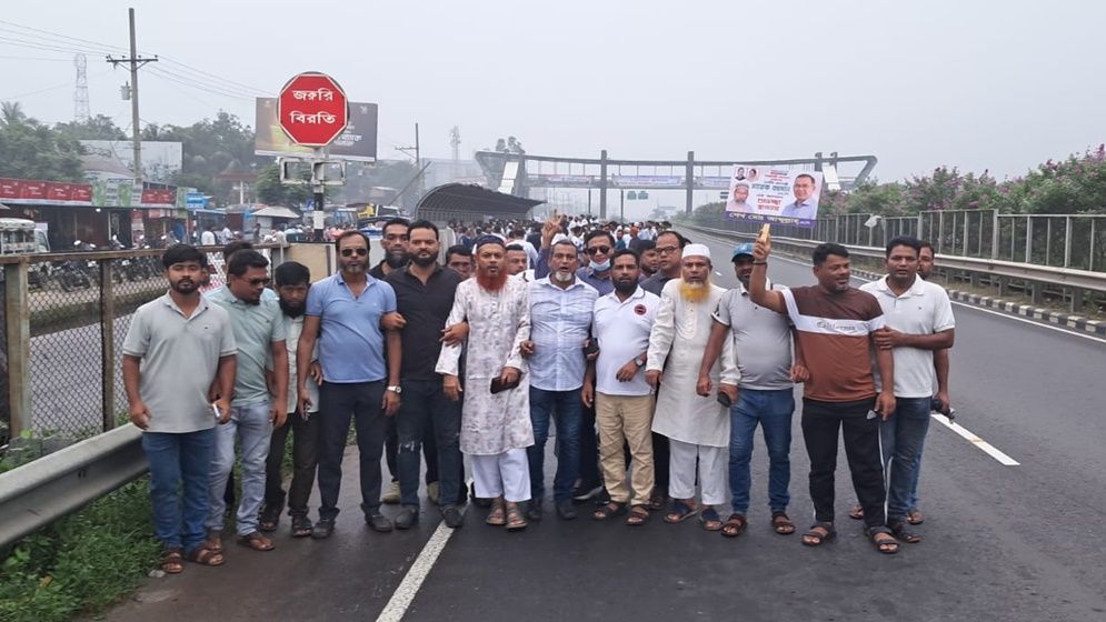 ঢাকা-মাওয়া এক্সপ্রেসওয়েতে তারেক রহমানকে শুভেচ্ছা জানাতে বিএনপি নেতাকর্মীরা